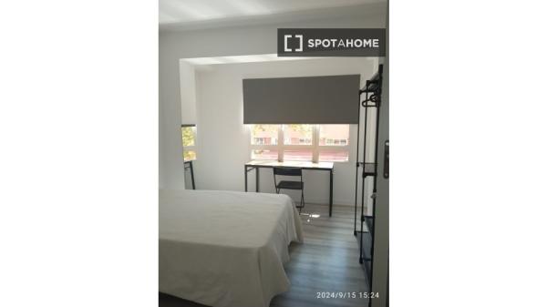 Room for rent in 5-bedroom apartment in Foners, Palma