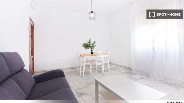 Room for rent in shared apartment in Sevilla