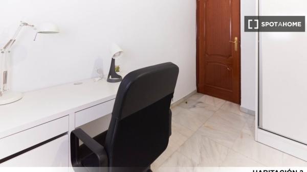 Room for rent in shared apartment in Sevilla