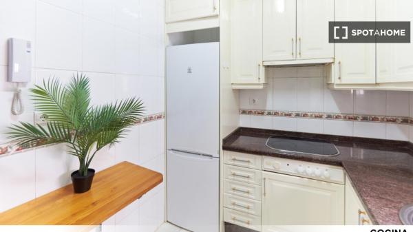 Aluga-se quarto em apartamento partilhado em Sevilha