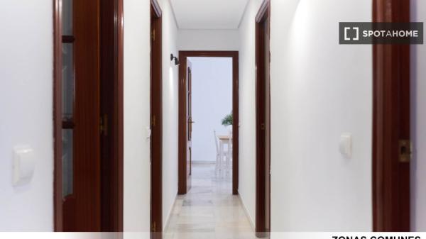 Room for rent in shared apartment in Sevilla