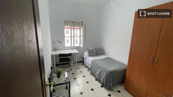 Room in shared apartment in Sevilla