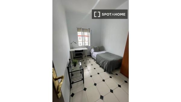 Room in shared apartment in Sevilla