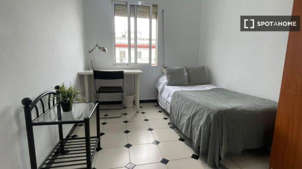 Room in shared apartment in Sevilla