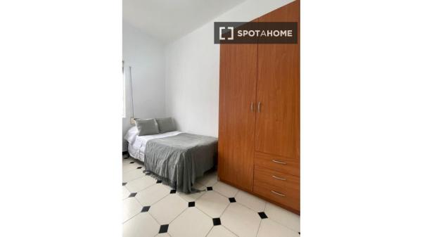 Room in shared apartment in Sevilla