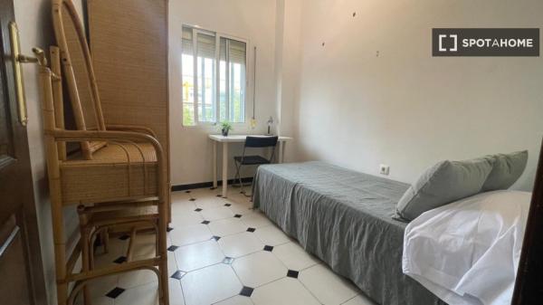 Room in shared apartment in Sevilla