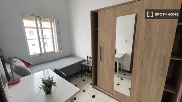 Room in shared apartment in Sevilla