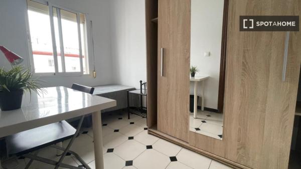 Room in shared apartment in Sevilla