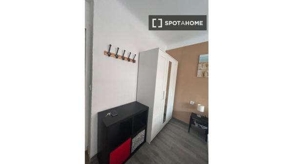 Room for rent in 5-bedroom apartment in Benalua, Alicante