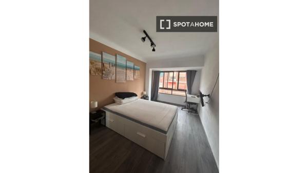 Chambre à louer dans un appartement de 5 chambres à Benalua, Alicante