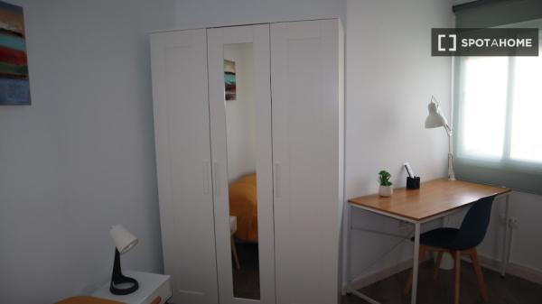 Room for rent in 4-bedroom apartment in Sevilla