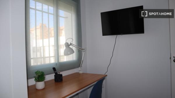 Room for rent in 4-bedroom apartment in Sevilla