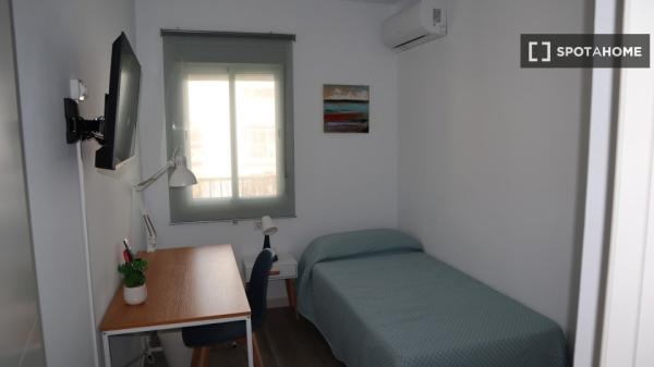 Room for rent in 4-bedroom apartment in Sevilla