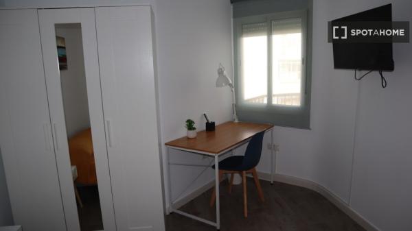 Room for rent in 4-bedroom apartment in Sevilla