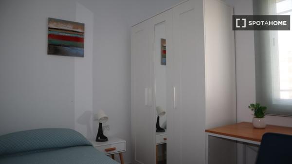 Quarto para alugar em apartamento de 4 quartos em Sevilha