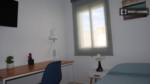 Room for rent in 4-bedroom apartment in Sevilla