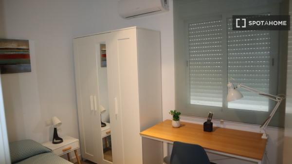 Room for rent in 4-bedroom apartment in Sevilla