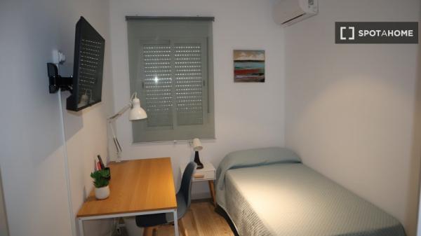 Room for rent in 4-bedroom apartment in Sevilla