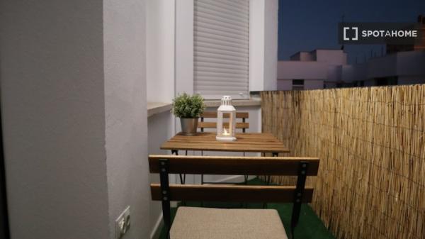 Room for rent in 4-bedroom apartment in Sevilla