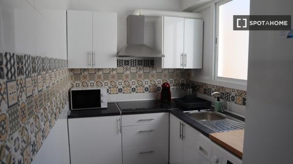 Room for rent in 4-bedroom apartment in Sevilla