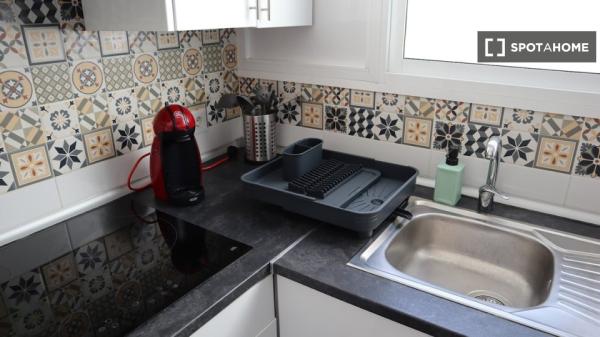 Room for rent in 4-bedroom apartment in Sevilla