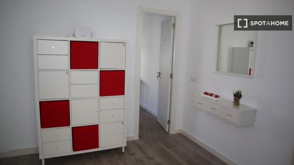 Room for rent in 4-bedroom apartment in Sevilla