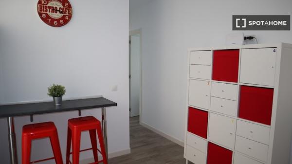 Room for rent in 4-bedroom apartment in Sevilla