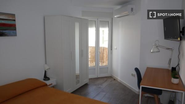 Room for rent in 4-bedroom apartment in Sevilla