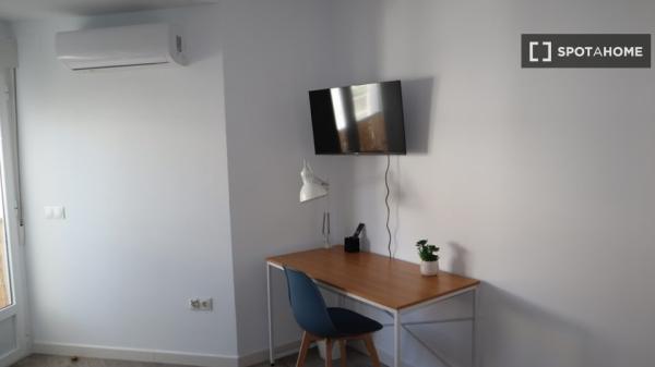 Room for rent in 4-bedroom apartment in Sevilla