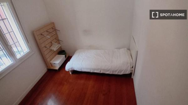 Room for rent in 3-bedroom apartment in Bilbao