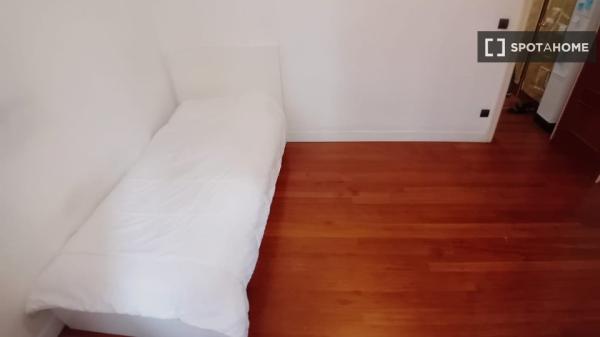 Room for rent in 3-bedroom apartment in Bilbao