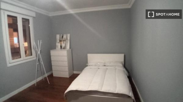 Room for rent in 3-bedroom apartment in Bilbao