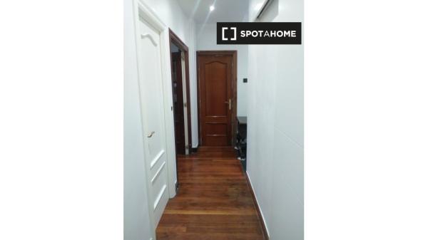 Room for rent in 3-bedroom apartment in Bilbao