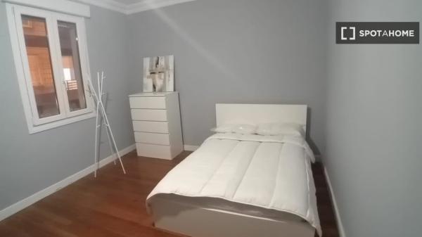 Room for rent in 3-bedroom apartment in Bilbao