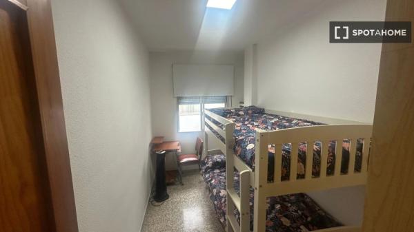 Se alquila habitación en apartamento de 4 dormitorios