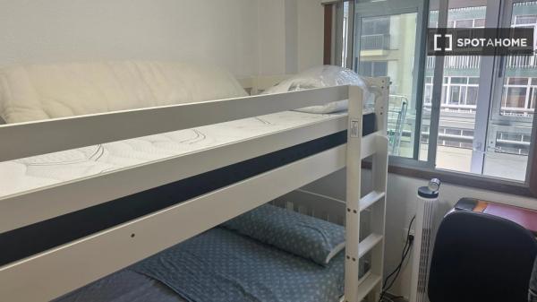 Stanza in affitto in appartamento con 4 camere da letto