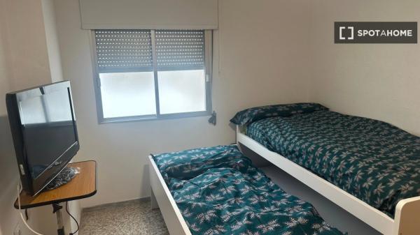 Stanza in affitto in appartamento con 4 camere da letto