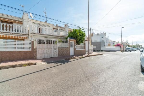 Casa independiente en calle Roberto Koch s/n