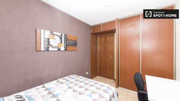 Habitación ordenada en alquiler en apartamento de 5 dormitorios en Alcalá