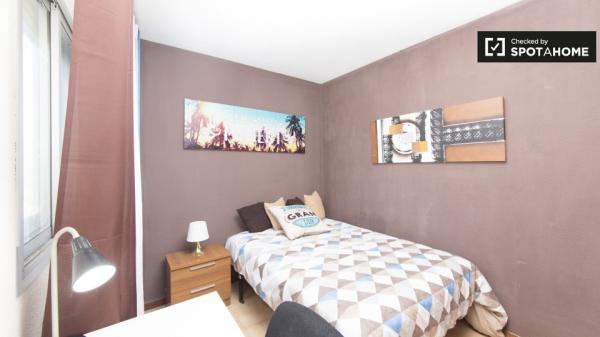 Tidy room for rent in 5-bedroom apartment in Alcalá