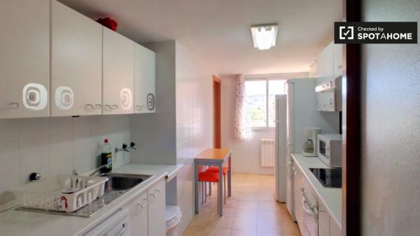 Habitación ordenada en alquiler en apartamento de 5 dormitorios en Alcalá