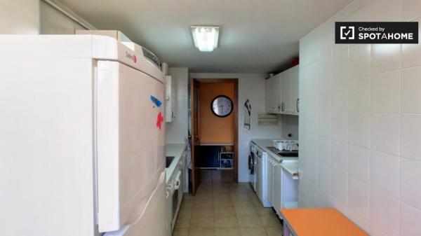 Tidy room for rent in 5-bedroom apartment in Alcalá