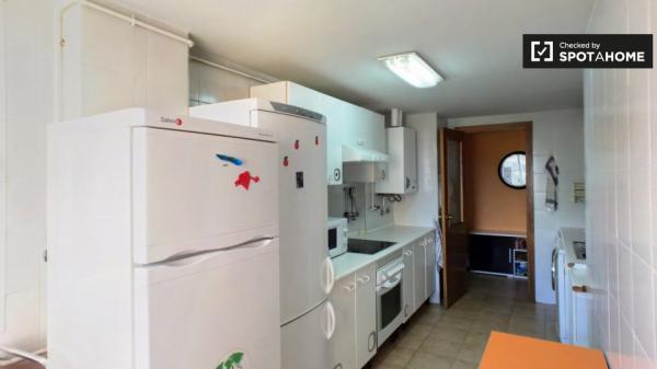 Habitación ordenada en alquiler en apartamento de 5 dormitorios en Alcalá