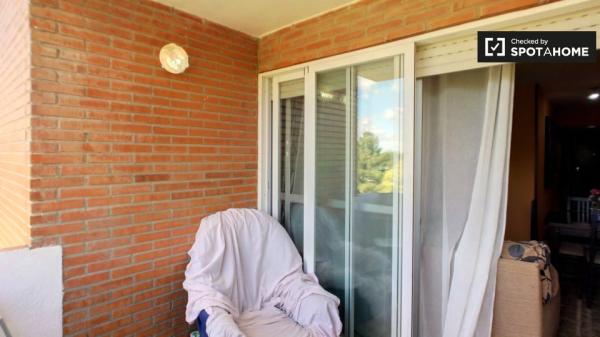 Habitación ordenada en alquiler en apartamento de 5 dormitorios en Alcalá