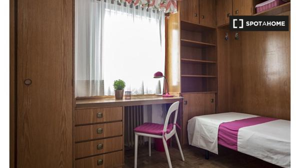 Quarto para alugar em apartamento de 6 quartos em Madrid