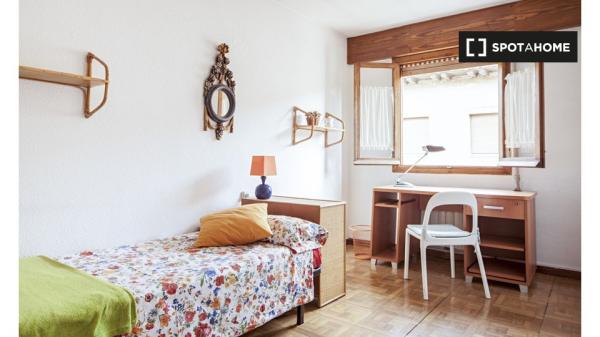 Camera in affitto in appartamento con 6 camere da letto a Madrid