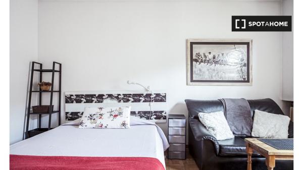 Quarto para alugar em apartamento de 6 quartos em Madrid