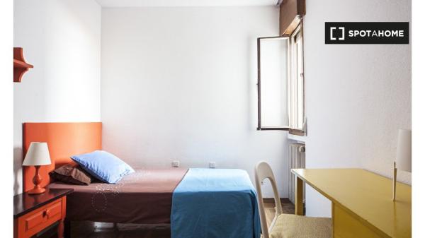 Quarto para alugar em apartamento de 6 quartos em Madrid