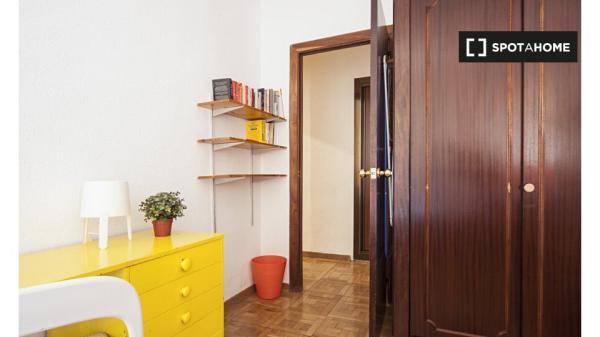 Quarto para alugar em apartamento de 6 quartos em Madrid