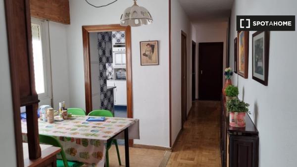 Room for rent in 6-bedroom apartment in Madrid